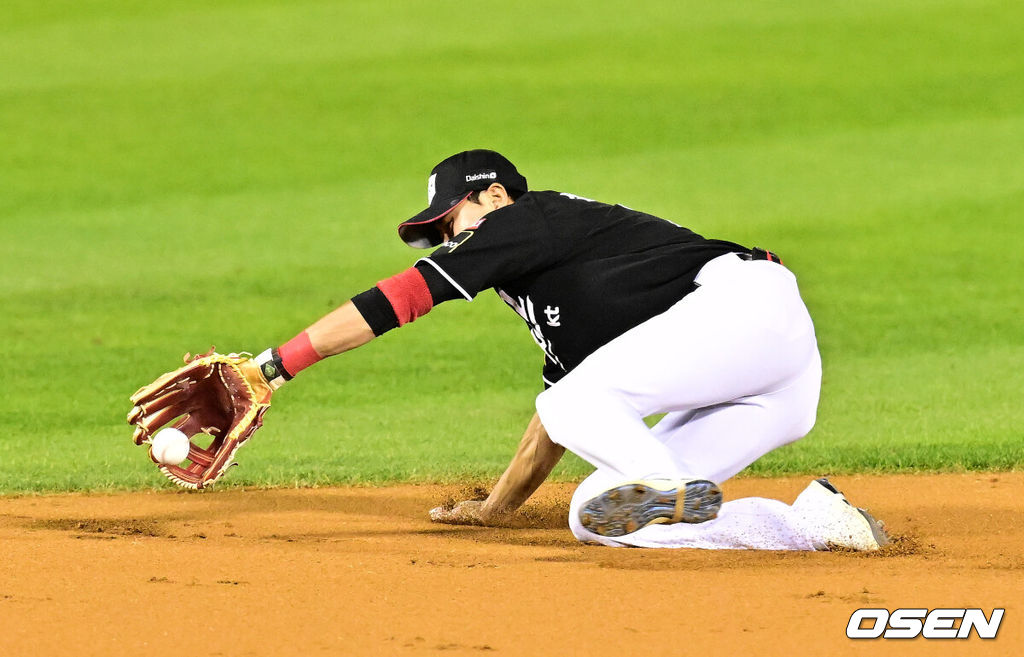 11일 서울 잠실야구장에서 ‘2024 신한 SOL뱅크 KBO 포스트시즌’ 준플레이오프 5차전 LG 트윈스와 KT 위즈의 경기가 열렸다.LG는 임찬규, KT는 엄상백을 선발 투수로 내세웠다.2회말 무사에서 KT 심우준이 LG 박동원의 유격수 땅볼에 호수비를 선보이고 있다. 2024.10.11 / jpnews@osen.co.kr