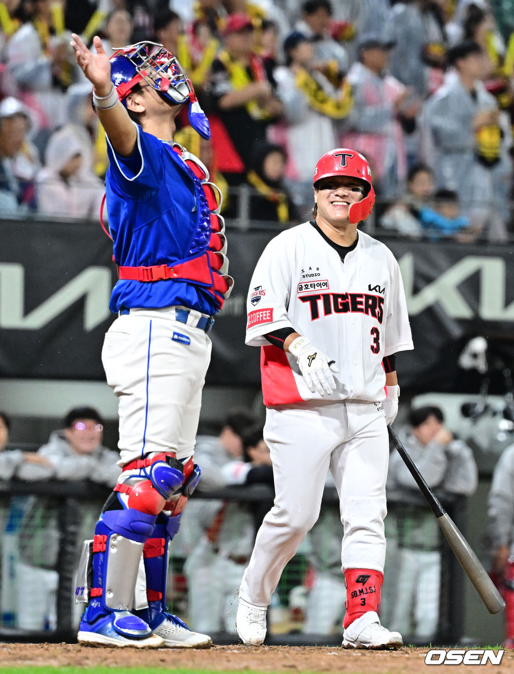 21일 광주 기아챔피언스필드에서 2024 신한 SOL뱅크 KBO 한국시리즈 1차전 KIA 타이거즈와 삼성 라이온즈의 경기가 열렸다.KIA는 네일, 삼성은 원태인을 선발 투수로 내세웠다.4회말 2사 1루에서 삼성 강민호가 타석에 들어서는 KIA 김선빈에 장난을 치고 있다. 2024.10.21 / jpnews@osen.co.kr