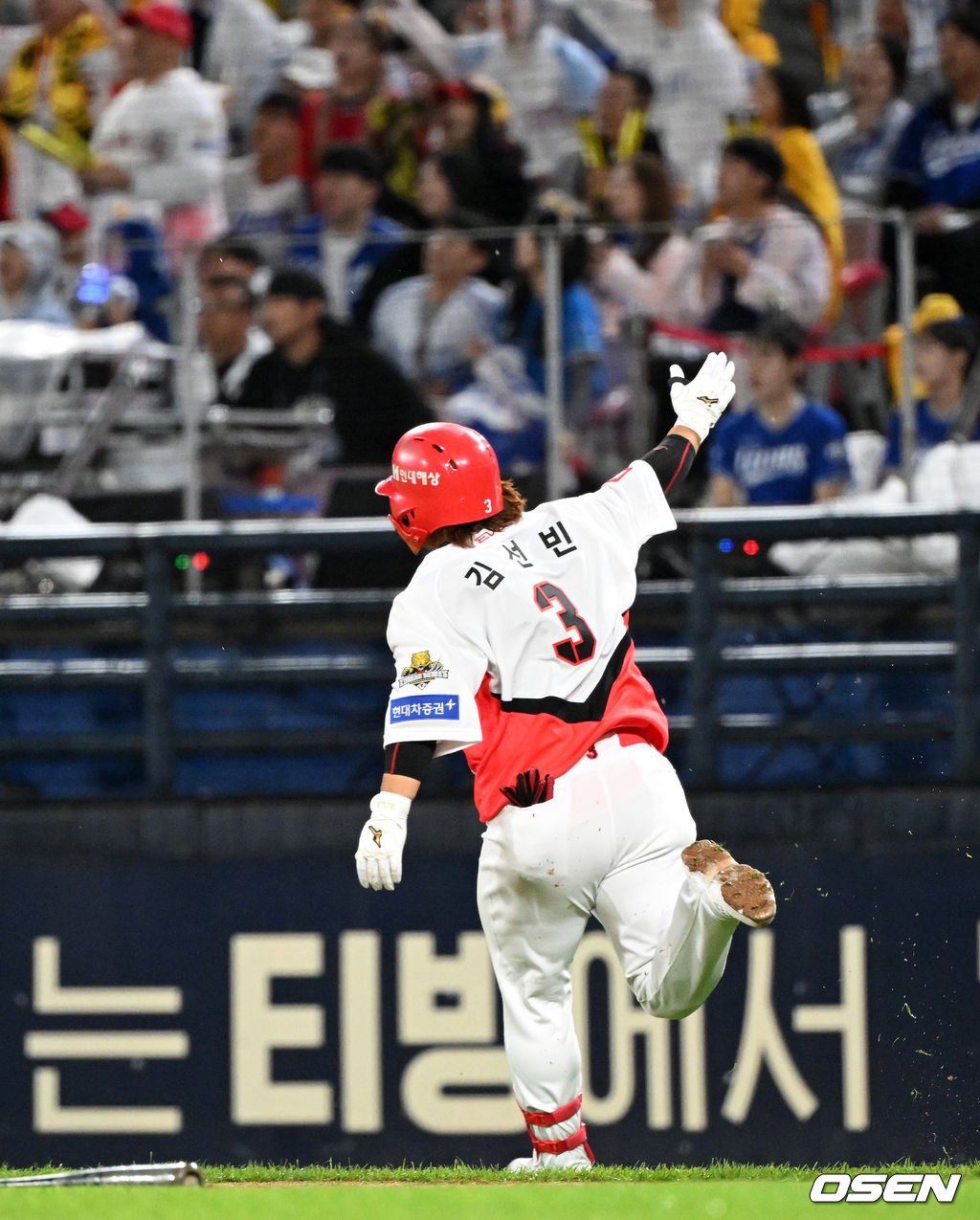 21일 광주 기아챔피언스필드에서 2024 신한 SOL뱅크 KBO 한국시리즈 1차전 KIA 타이거즈와 삼성 라이온즈의 경기가 열렸다.KIA는 네일, 삼성은 원태인을 선발 투수로 내세웠다.2회말 2사에서 KIA 김선빈이 홈런성 타구에 환호하고 있다. 2024.10.21 / sunday@osen.co.kr