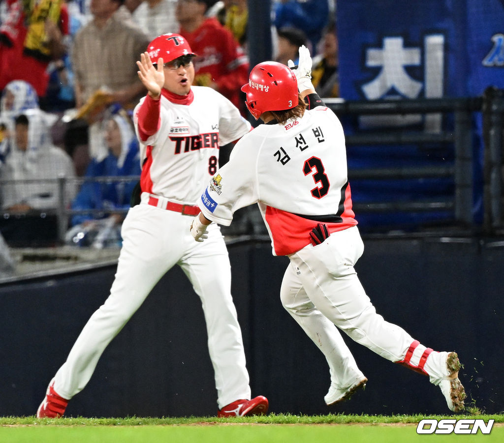 21일 광주 기아챔피언스필드에서 2024 신한 SOL뱅크 KBO 한국시리즈 1차전 KIA 타이거즈와 삼성 라이온즈의 경기가 열렸다.KIA는 네일, 삼성은 원태인을 선발 투수로 내세웠다.2회말 2사에서 삼성 김헌곤이 KIA 김선빈의 펜스를 맞추는 3루타 타구를 바라보고 있다. 2024.10.21 / jpnews@osen.co.kr