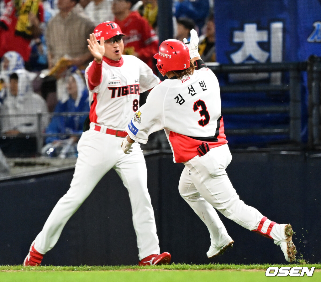 21일 광주 기아챔피언스필드에서 2024 신한 SOL뱅크 KBO 한국시리즈 1차전 KIA 타이거즈와 삼성 라이온즈의 경기가 열렸다.KIA는 네일, 삼성은 원태인을 선발 투수로 내세웠다.2회말 2사에서 KIA 김선빈이 홈런성 타구에 환호하고 있다. 2024.10.21 / sunday@osen.co.kr