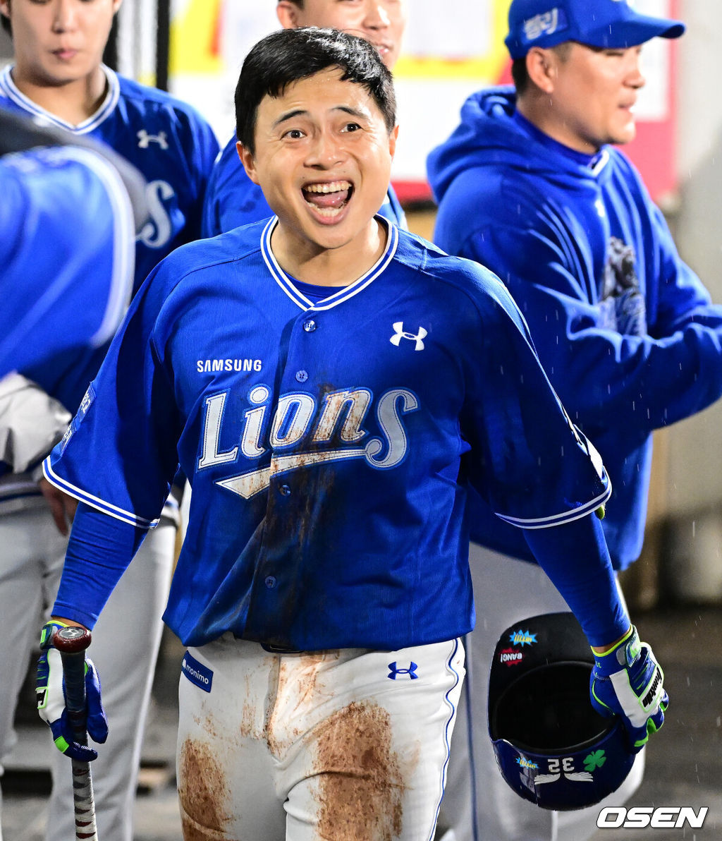 21일 광주 기아챔피언스필드에서 2024 신한 SOL뱅크 KBO 한국시리즈 1차전 KIA 타이거즈와 삼성 라이온즈의 경기가 열렸다.KIA는 네일, 삼성은 원태인을 선발 투수로 내세웠다.6회초 무사에서 삼성 김헌곤이 선제 솔로포를 날리며 기뻐하고 있다. 2024.10.21 / jpnews@osen.co.kr