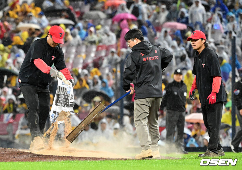 21일 광주 기아챔피언스필드에서 2024 신한 SOL뱅크 KBO 한국시리즈 1차전 KIA 타이거즈와 삼성 라이온즈의 경기가 열렸다.KIA는 네일, 삼성은 원태인을 선발 투수로 내세웠다.6회초 경기장 요원들이 비에 젖은 마운드를 정비하고 있다. 2024.10.21 / sunday@osen.co.kr