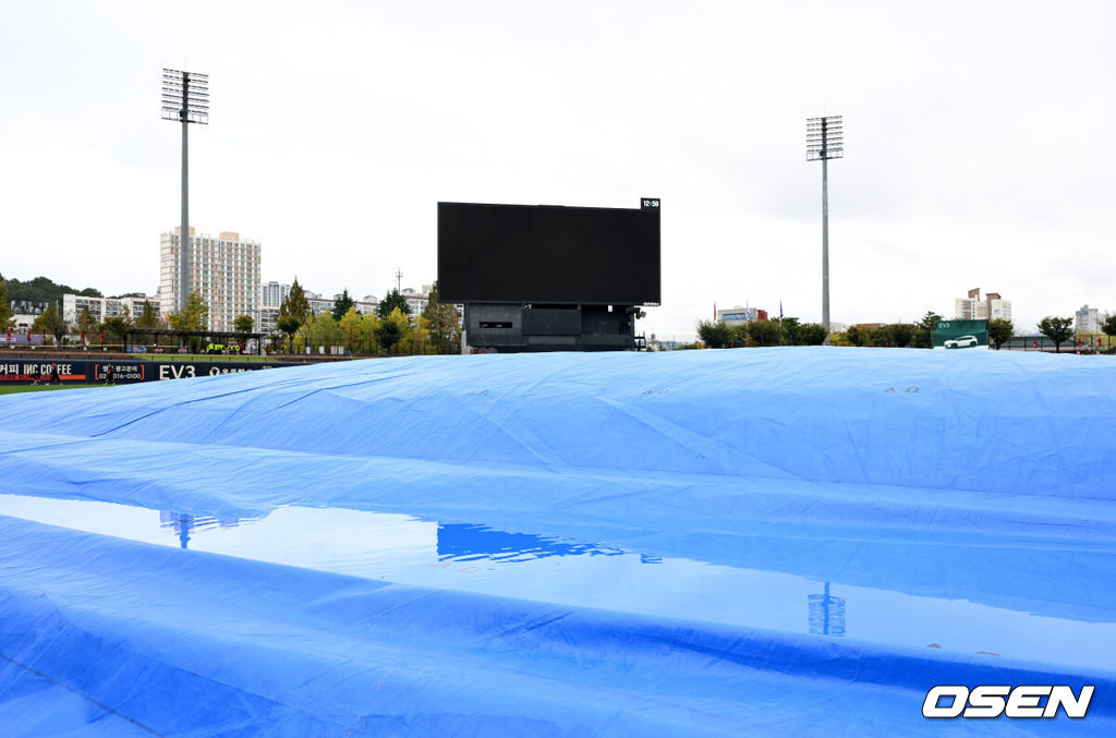 22일 광주 기아챔피언스필드에서 2024 신한 SOL뱅크 KBO 한국시리즈 1차전 KIA 타이거즈와 삼성 라이온즈의 경기가 열릴 예정이다.그라운드에 대형 방수포가 깔려 있다. 2024.10.22 / sunday@osen.co.kr