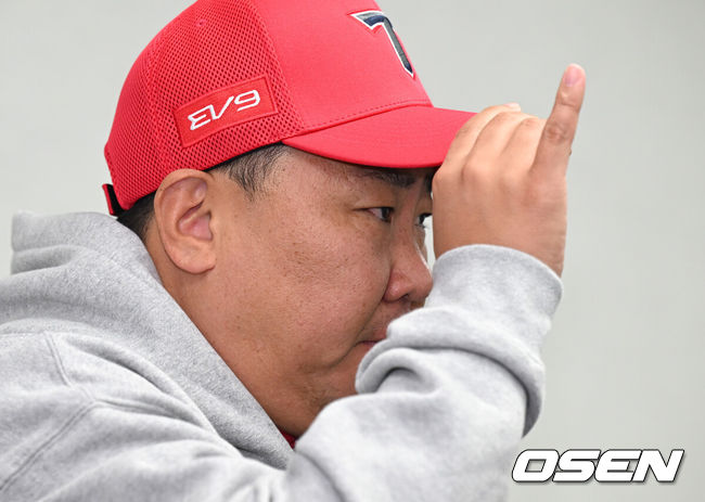 [OSEN=광주, 이대선 기자] 22일 광주 기아챔피언스필드에서 2024 신한 SOL뱅크 KBO 한국시리즈 1차전 KIA 타이거즈와 삼성 라이온즈의 경기가 열릴 예정이다.경기에 앞서 KIA 이범호 감독이 인터뷰를 하고 있다. 2024.10.22 / sunday@osen.co.kr