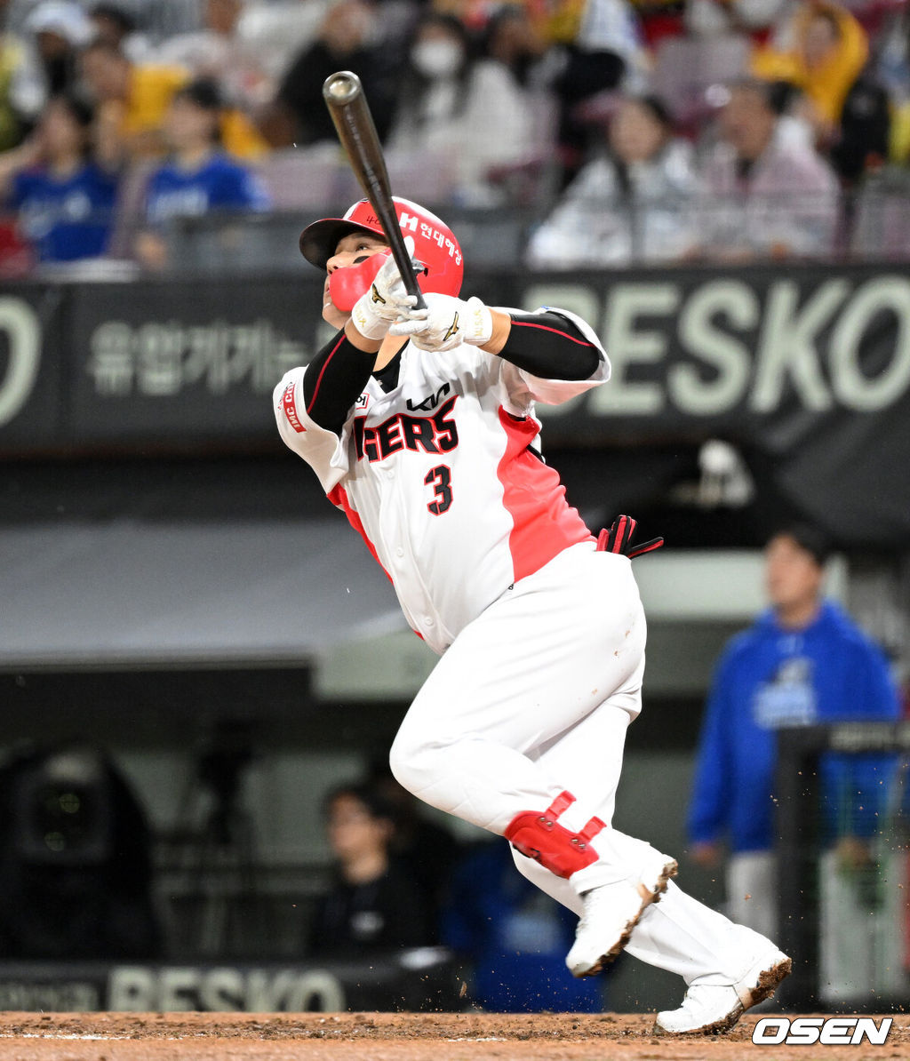 21일 광주 기아챔피언스필드에서 2024 신한 SOL뱅크 KBO 한국시리즈 1차전 KIA 타이거즈와 삼성 라이온즈의 경기가 열렸다.KIA는 네일, 삼성은 원태인을 선발 투수로 내세웠다.2회말 2사에서 KIA 김선빈이 3루타를 날리고 타구를 바라보고 있다. 2024.10.21 / sunday@osen.co.kr