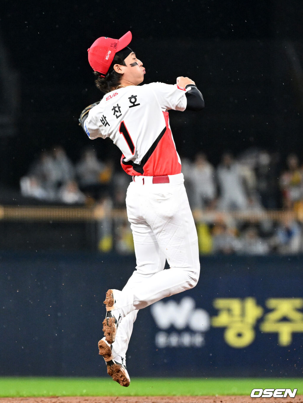 21일 광주 기아챔피언스필드에서 2024 신한 SOL뱅크 KBO 한국시리즈 1차전 KIA 타이거즈와 삼성 라이온즈의 경기가 열렸다.KIA는 네일, 삼성은 원태인을 선발 투수로 내세웠다.2회초 무사에서 KIA 박찬호가 송구 실책으로 삼성 류지혁에게 2루 출루를 허용하고 있다. 2024.10.21 / sunday@osen.co.kr