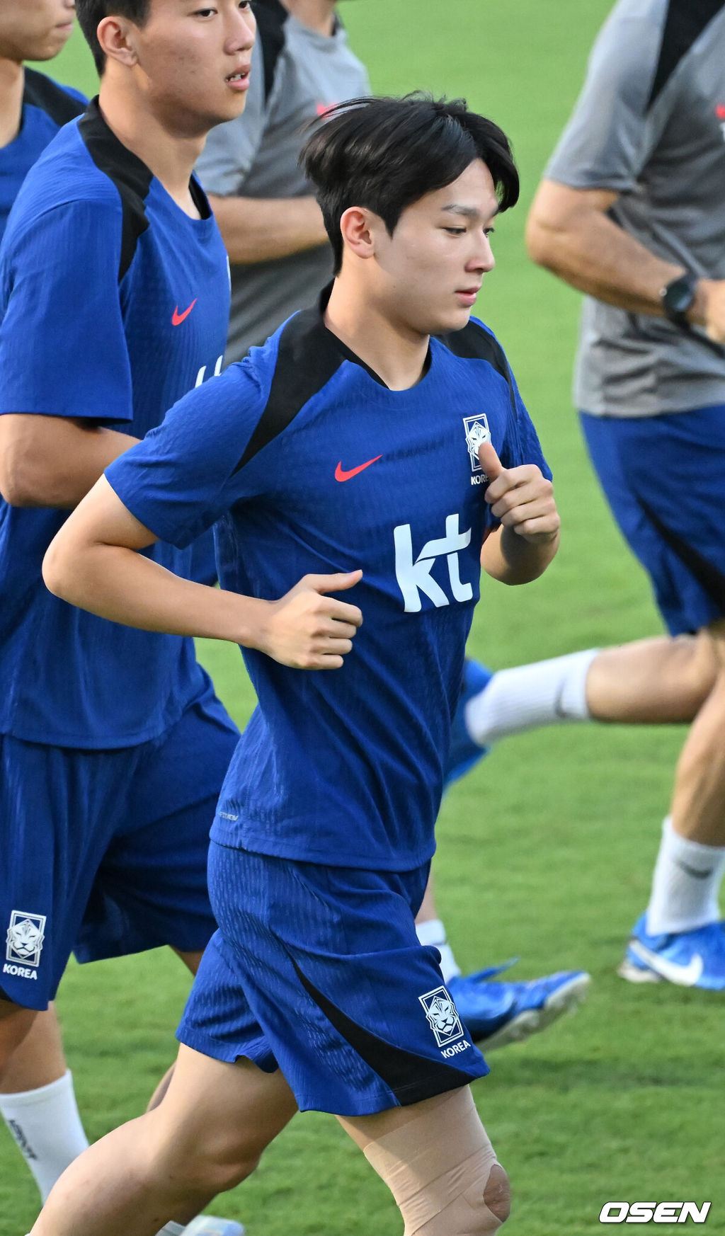 홍명보 감독이 이끄는 대한민국 축구대표팀 이 7일(현지시간) 오만 알 시브 스타디움에서 훈련을 가졌다.대한민국 축구대표팀은 오는 10일 오만과 2026 국제축구연맹(FIFA) 북중미 월드컵 아시아지역 3차 예선 B조 조별리그 2차전을 갖는다.한국 양민혁이 런닝 훈련을 하고 있다. 2024.09.07 / rumi@osen.co.kr