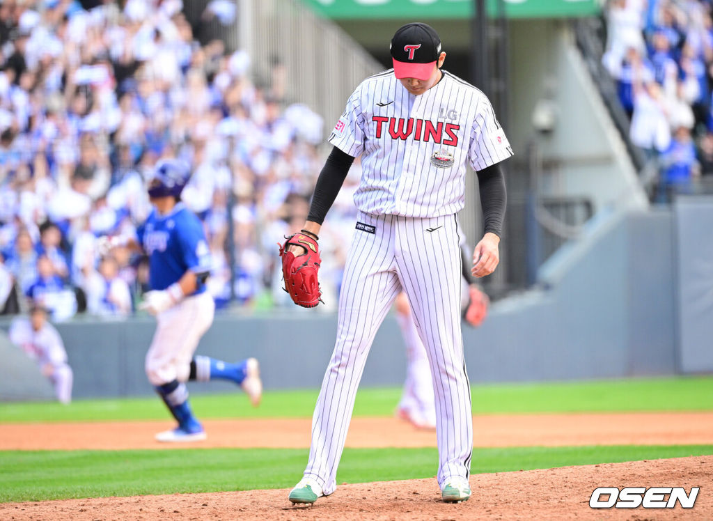 19일 서울 잠실야구장에서 ‘2024 신한 SOL뱅크 KBO 포스트시즌’ 플레이오프 4차전 LG 트윈스와 삼성 라이온즈의 경기가 열렸다. LG는 디트릭 엔스, 삼성은 데니 레예스를 4차전 선발 투수로 내세웠다. 8회초 무사 선두타자로 나선 삼성 강민호에게 솔로포를 내준 LG 손주영이 아쉬워하고 있다. 2024.10.19 / dreamer@osen.co.kr