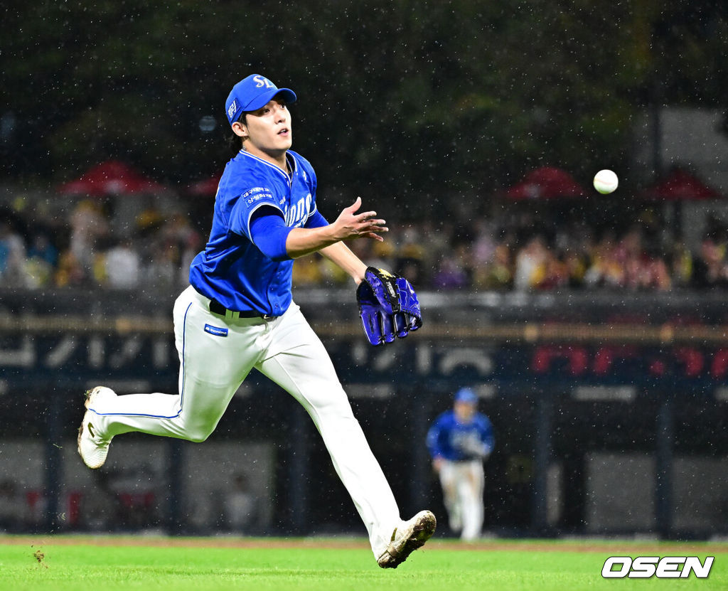 21일 광주 기아챔피언스필드에서 2024 신한 SOL뱅크 KBO 한국시리즈 1차전 KIA 타이거즈와 삼성 라이온즈의 경기가 열렸다.KIA는 네일, 삼성은 원태인을 선발 투수로 내세웠다.4회말 2사 1,2루에서 삼성 원태인이 KIA 최원준의 투수 앞 땅볼 타구를 처리하고 있다. 2024.10.21 / jpnews@osen.co.kr