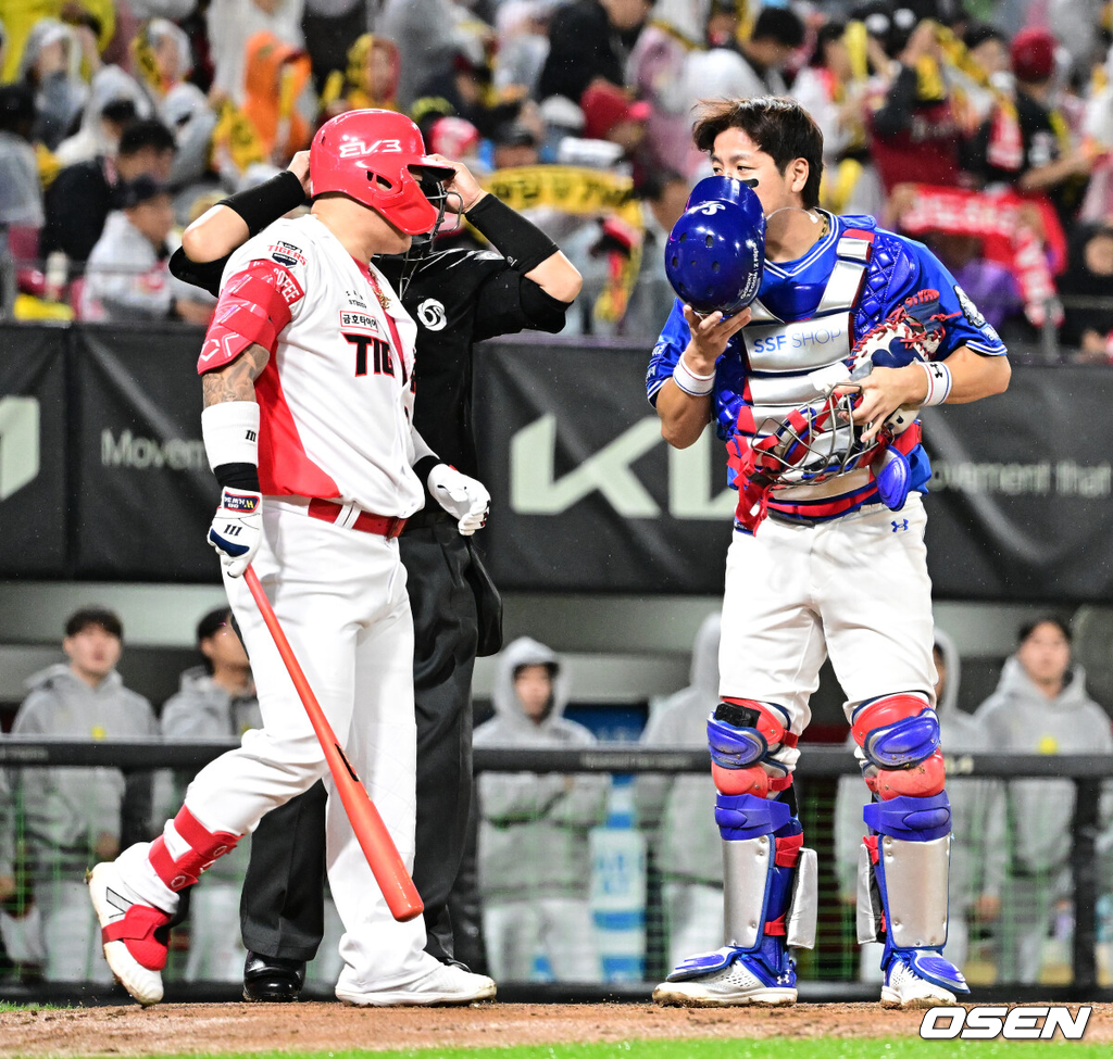 21일 광주 기아챔피언스필드에서 2024 신한 SOL뱅크 KBO 한국시리즈 1차전 KIA 타이거즈와 삼성 라이온즈의 경기가 열렸다.KIA는 네일, 삼성은 원태인을 선발 투수로 내세웠다.2회말 무삿에서 삼성 강민호가 타석에 들어서는 KIA 최형우에 인사를 하고 있다. 2024.10.21 / jpnews@osen.co.kr