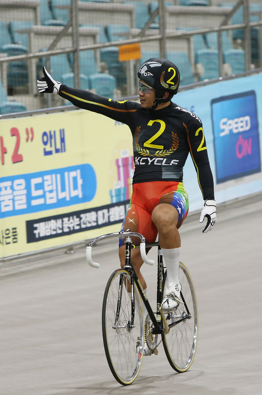 특선급 경주에서 우승한 정종진이 엄지손가락을 치켜들며 기뻐하고 있다.