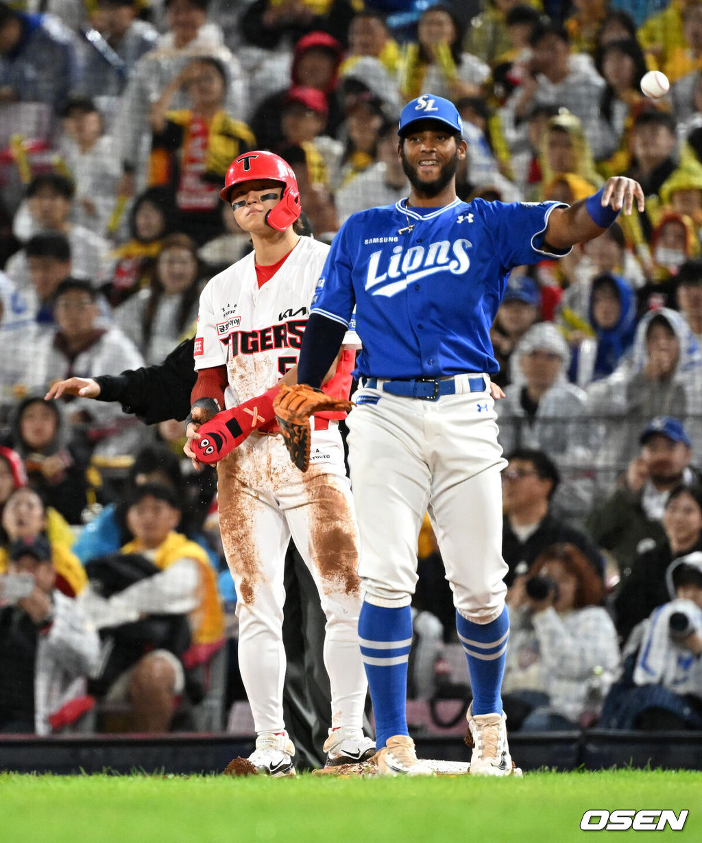 21일 광주 기아챔피언스필드에서 2024 신한 SOL뱅크 KBO 한국시리즈 1차전 KIA 타이거즈와 삼성 라이온즈의 경기가 열렸다.KIA는 네일, 삼성은 원태인을 선발 투수로 내세웠다.4회말 2사 1루에서 KIA 김도영이 삼성 원태인의 계속되는 견제에 유니폼을 털고 있다. 2024.10.21 / sunday@osen.co.kr