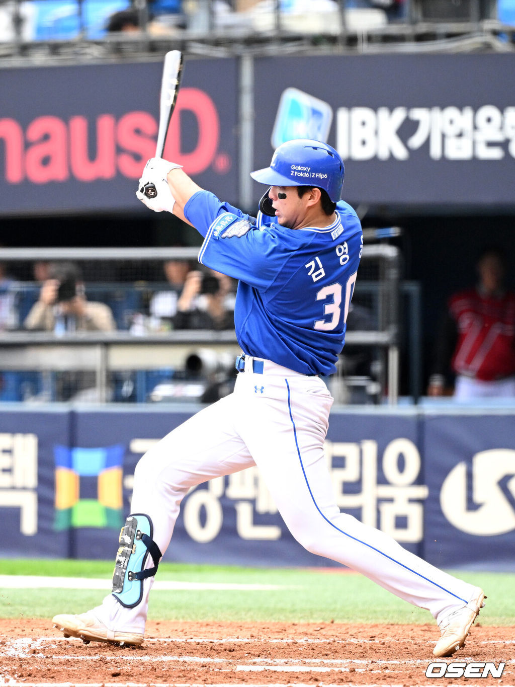 19일 서울 잠실야구장에서 ‘2024 신한 SOL뱅크 KBO 포스트시즌’ 플레이오프 4차전 LG 트윈스와 삼성 라이온즈의 경기가 열렸다.LG는 엔스, 삼성은 레예스를 4차전 선발 투수로 내세웠다.5회초 무사에서 삼성 김영우이 우전안타를 치고 있다. 2024.10.19 / sunday@osen.co.kr