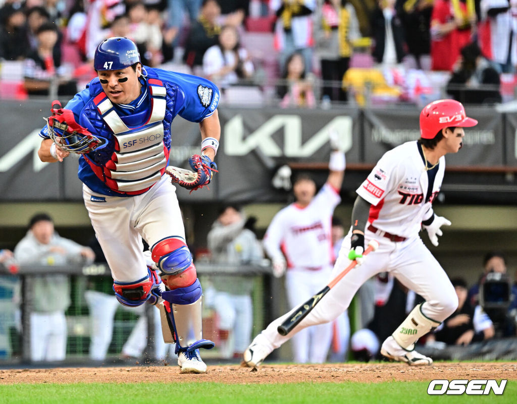 23일 오후 광주-기아 챔피언스필드에서 2024 신한 SOL Bank KBO리그 삼성 라이온즈와 KIA 타이거즈의 한국시리즈(KS·7전4선승제) 1차전 서스펜디드 경기가 열렸다.가을야구 사상 첫 서스펜디드 게임으로 일정이 꼬인 2024 KBO 한국시리즈(KS)는 초유의 2박3일 경기에 실질적인 더블헤더로 치러진다. 이날 1차전 서스펜디드 게임과 2차전이 차례로 펼쳐진다.7회말 2사 2,3루에서 삼성 강민호가 KIA 박찬호 타석에 임창민의 폭투에 볼을 놓치고 있다. 2024.10.23 / jpnews@osen.co.kr