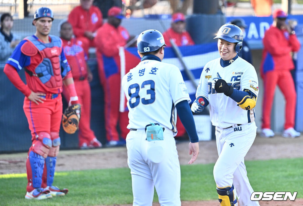 23일 부산 기장-현대차 드림 볼파크에서 2024 울산-KBO Fall League NC 다이노스와 쿠바의 경기가 열렸다. NC는 신영우가 선발 출전하고 쿠바는 유스니엘 파드론이 선발 출전했다. NC 다이노스 김세훈이 4회말 1사 1,2루 좌중월 3점 홈런을 치고 하이파이브를 하고 있다. 2024.10.23 / foto0307@osen.co.kr