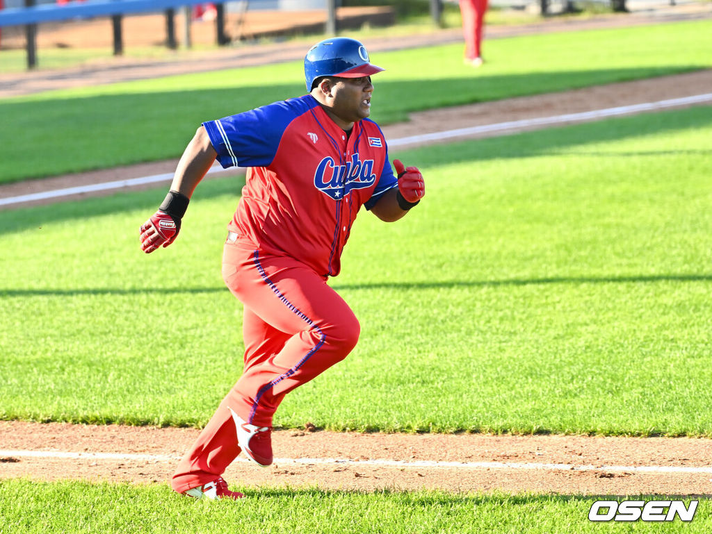 23일 부산 기장-현대차 드림 볼파크에서 2024 울산-KBO Fall League NC 다이노스와 쿠바의 경기가 열렸다. NC는 신영우가 선발 출전하고 쿠바는 유스니엘 파드론이 선발 출전했다. 쿠바 알프레도 데스파이네가 4회초 우중전 2루타를 치고 진루하고 있다. 2024.10.23 / foto0307@osen.co.kr