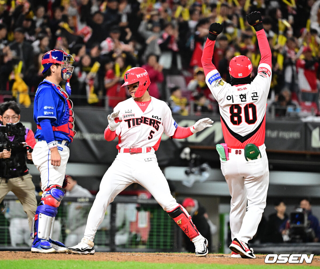 ] 23일 광주 기아챔피언스필드에서 2024 신한 SOL뱅크 KBO 한국시리즈 2차전 KIA 타이거즈와 삼성 라이온즈의 경기가 열렸다.KIA는 양현종, 삼성은 황동재를 선발 투수로 내세웠다.2회말 2사에서 KIA 김도영이 우월 솔로포를 날리며 홈을 밟고 있다. 2024.10.23 / jpnews@osen.co.kr