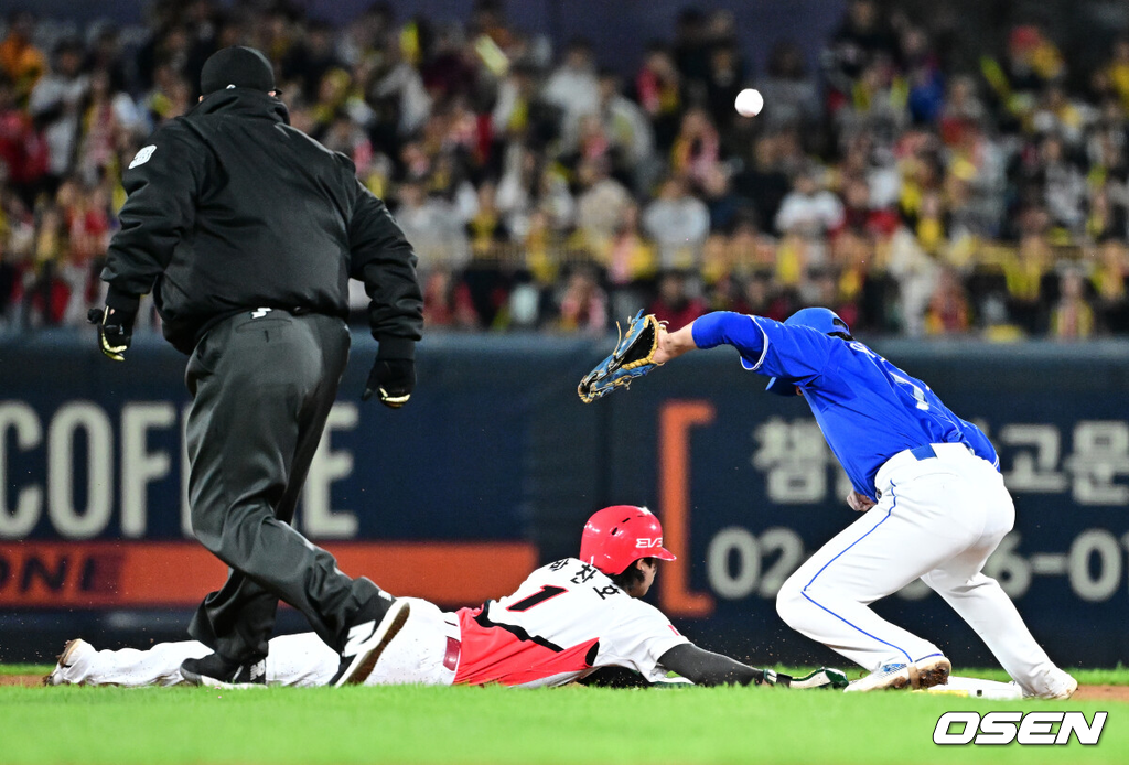 ] 23일 광주 기아챔피언스필드에서 2024 신한 SOL뱅크 KBO 한국시리즈 2차전 KIA 타이거즈와 삼성 라이온즈의 경기가 열렸다.KIA는 양현종, 삼성은 황동재를 선발 투수로 내세웠다.1회말 무사 1,2루에서 삼성 강민호의 2루 견제에 삼성 이재현이 볼을 놓치고 있다. KIA 2루주자는 박찬호. 2024.10.23 / jpnews@osen.co.kr