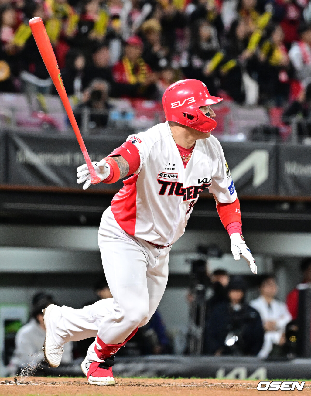 ] 23일 광주 기아챔피언스필드에서 2024 신한 SOL뱅크 KBO 한국시리즈 2차전 KIA 타이거즈와 삼성 라이온즈의 경기가 열렸다.KIA는 양현종, 삼성은 황동재를 선발 투수로 내세웠다.1회말 1사 3루에서 KIA 최형우가 1타점 적시타를 날리고 있다. 2024.10.23 / jpnews@osen.co.kr