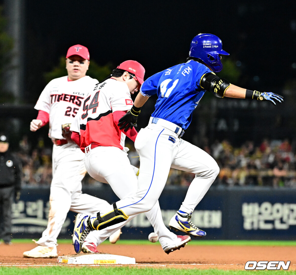 ] 23일 광주 기아챔피언스필드에서 2024 신한 SOL뱅크 KBO 한국시리즈 2차전 KIA 타이거즈와 삼성 라이온즈의 경기가 열렸다.KIA는 양현종, 삼성은 황동재를 선발 투수로 내세웠다.4회초 2사 1루에서 KIA 양현종이 삼성 김현준의 1루땅볼에 베어스 커버를 들어가며 송구를 놓치고 있다. 2024.10.23 / jpnews@osen.co.kr