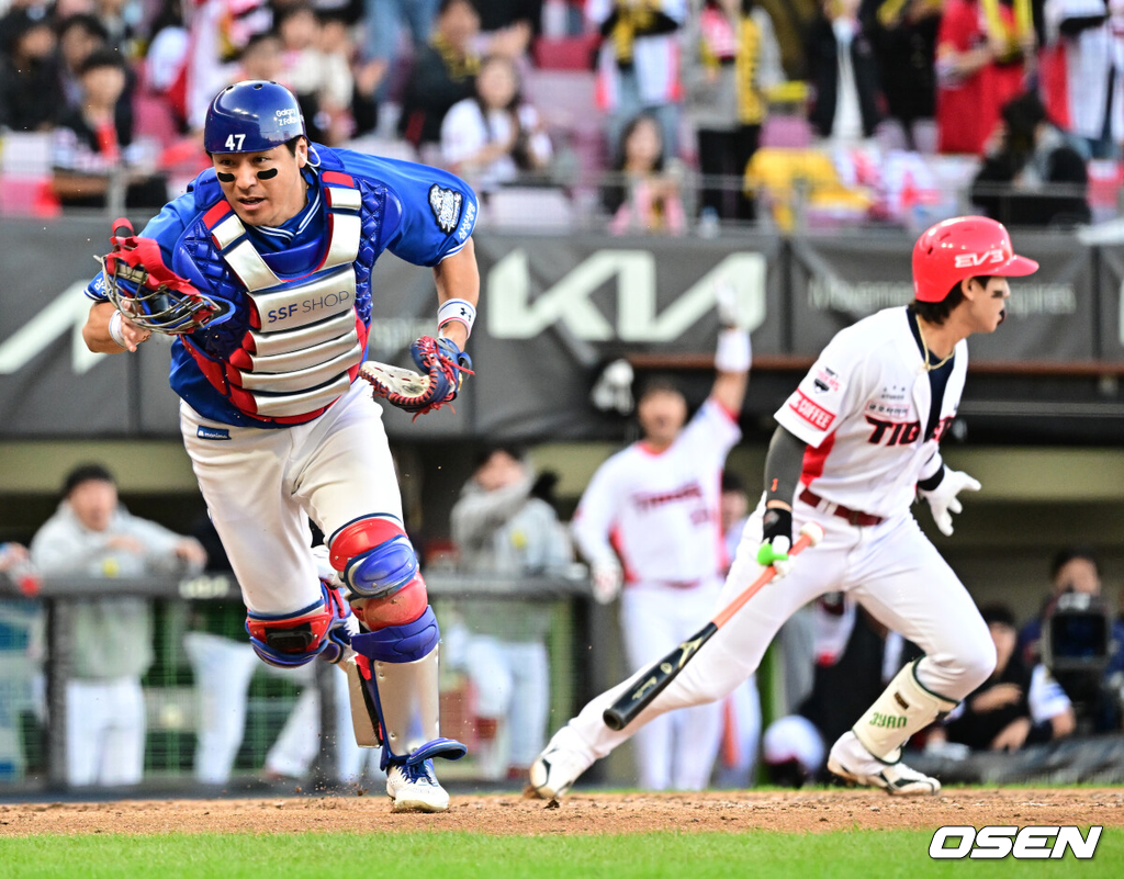 23일 오후 광주-기아 챔피언스필드에서 2024 신한 SOL Bank KBO리그 삼성 라이온즈와 KIA 타이거즈의 한국시리즈(KS·7전4선승제) 1차전 서스펜디드 경기가 열렸다.가을야구 사상 첫 서스펜디드 게임으로 일정이 꼬인 2024 KBO 한국시리즈(KS)는 초유의 2박3일 경기에 실질적인 더블헤더로 치러진다. 이날 1차전 서스펜디드 게임과 2차전이 차례로 펼쳐진다.7회말 2사 2,3루에서 삼성 강민호가 KIA 박찬호 타석에 임창민의 폭투에 볼을 놓치고 있다. 2024.10.23 / jpnews@osen.co.kr