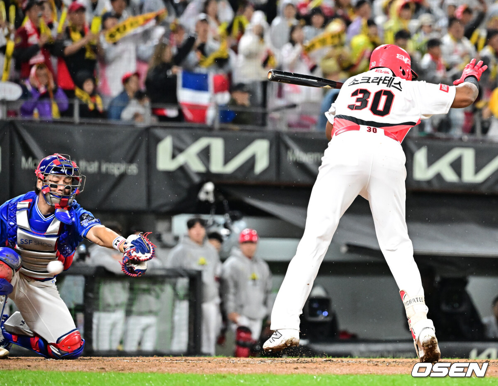 21일 광주 기아챔피언스필드에서 2024 신한 SOL뱅크 KBO 한국시리즈 1차전 KIA 타이거즈와 삼성 라이온즈의 경기가 열렸다.KIA는 네일, 삼성은 원태인을 선발 투수로 내세웠다.3회말 2사 2루에서 삼성 강민호가 KIA 소크라테스의 타석에 원태인의 폭투를 놓치고 있다. 2024.10.21 / jpnews@osen.co.kr