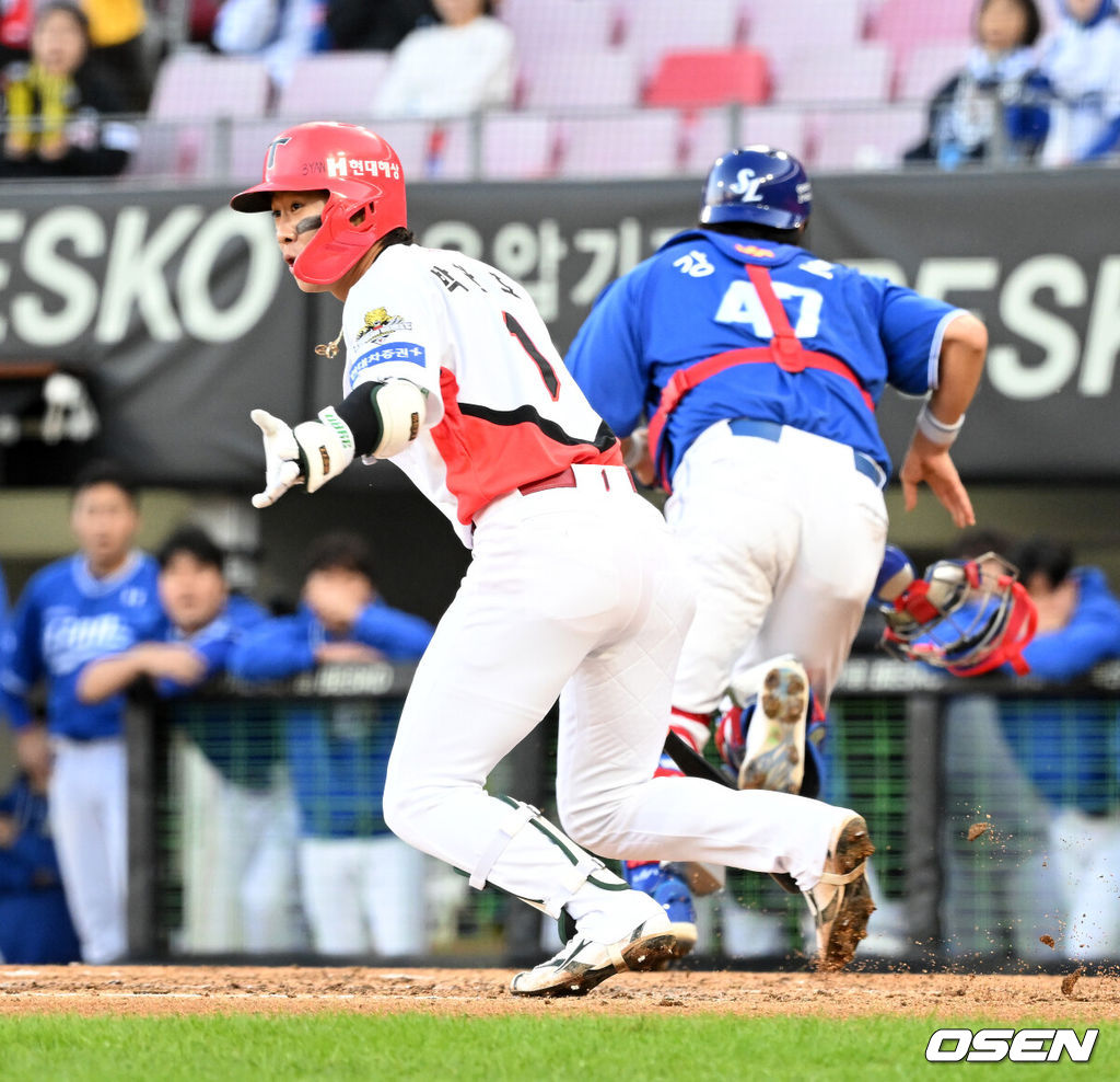 23일 오후 광주-기아 챔피언스필드에서 2024 신한 SOL Bank KBO리그 삼성 라이온즈와 KIA 타이거즈의 한국시리즈(KS·7전4선승제) 1차전 서스펜디드 경기가 열렸다.가을야구 사상 첫 서스펜디드 게임으로 일정이 꼬인 2024 KBO 한국시리즈(KS)는 초유의 2박3일 경기에 실질적인 더블헤더로 치러진다. 이날 1차전 서스펜디드 게임과 2차전이 차례로 펼쳐진다.7회말 1사 2,3루에서 삼성 임창민의 공이 빠지자 KIA 박찬호가 3루주자에게 들어오라는 사인을 보내고 있다. 2024.10.23 / sunday@osen.co.kr