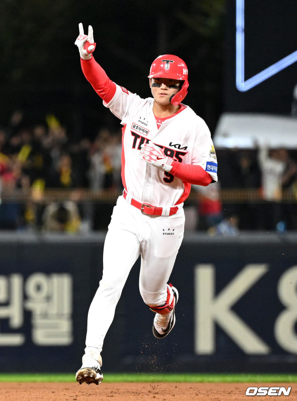 23일 광주 기아챔피언스필드에서 2024 신한 SOL뱅크 KBO 한국시리즈 2차전 KIA 타이거즈와 삼성 라이온즈의 경기가 열렸다.KIA는 양현종, 삼성은 황동재를 선발 투수로 내세웠다.2회말 2사에서 KIA 김도영이 우월 솔로 홈런을 치고 환호하고 있다. 2024.10.23 / sunday@osen.co.kr