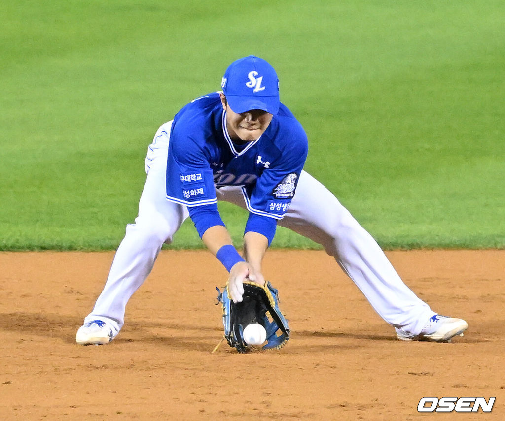 17일 서울 잠실야구장에서 ‘2024 신한 SOL뱅크 KBO 포스트시즌’ 플레이오프 3차전 LG 트윈스와 삼성 라이온즈의 경기가 열렸다.LG는 임찬규, 삼성은 황동재를 3차전 선발 투수로 내세웠다.3회말 1사 1루에서 삼성 이재현이 LG 신민재를 병살타로 처리하고 있다. 2024.10.17 / sunday@osen.co.kr