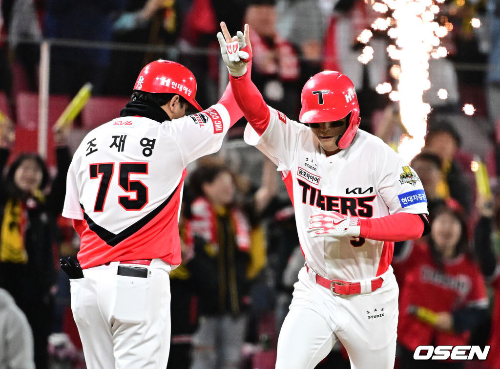 ]  23일 광주 기아챔피언스필드에서 2024 신한 SOL뱅크 KBO 한국시리즈 2차전 KIA 타이거즈와 삼성 라이온즈의 경기가 열렸다.KIA는 양현종, 삼성은 황동재를 선발 투수로 내세웠다.2회말 2사에서 KIA 김도영이 우월 솔로포를 날리고 조재영 코치와 기뻐하고 있다. 2024.10.23 / jpnews@osen.co.kr