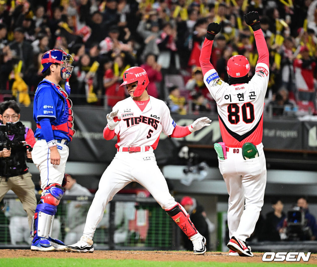 ]  23일 광주 기아챔피언스필드에서 2024 신한 SOL뱅크 KBO 한국시리즈 2차전 KIA 타이거즈와 삼성 라이온즈의 경기가 열렸다.KIA는 양현종, 삼성은 황동재를 선발 투수로 내세웠다.2회말 2사에서 KIA 김도영이 우월 솔로포를 날리며 홈을 밟고 있다. 2024.10.23 / jpnews@osen.co.kr