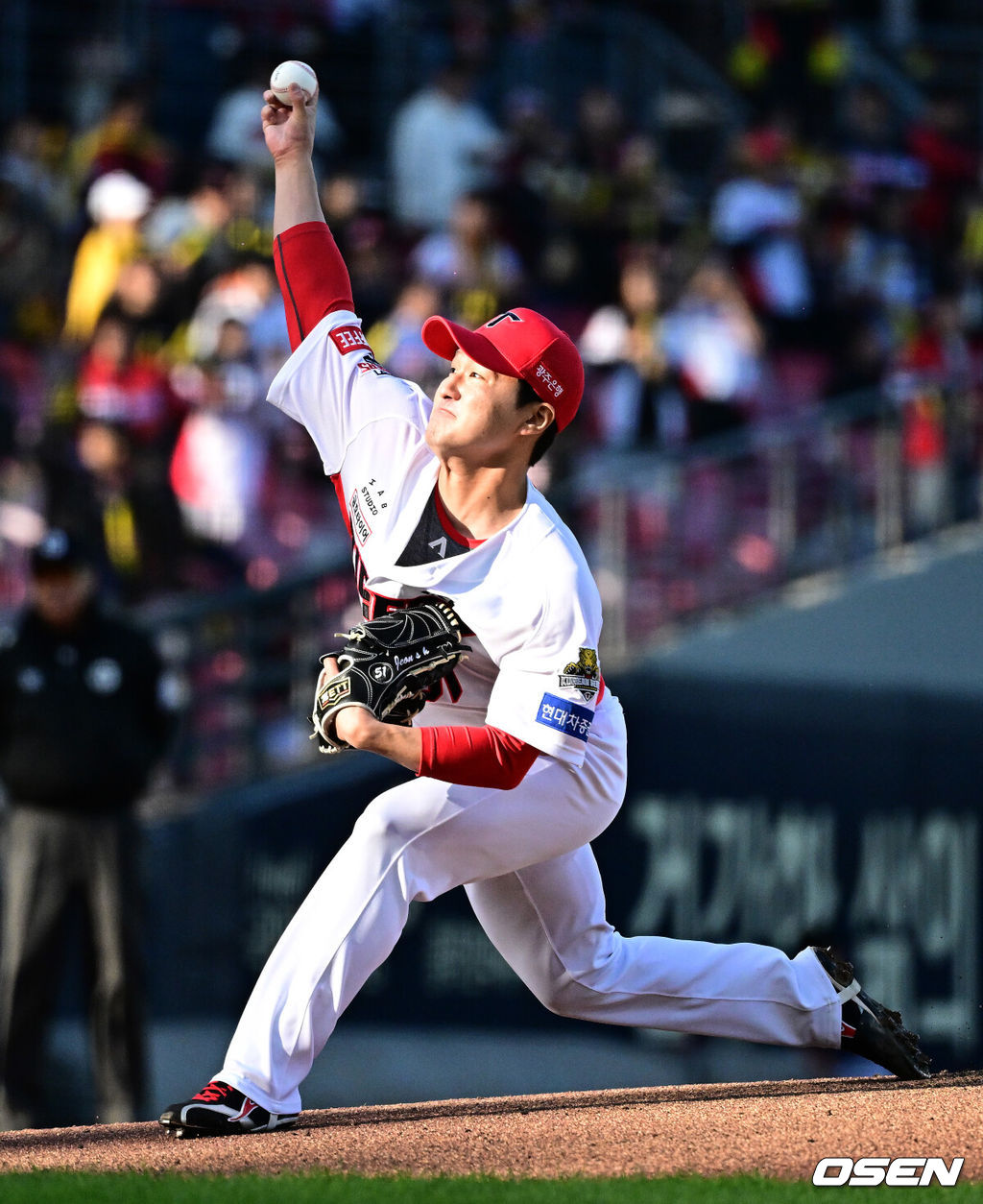 23일 오후 광주-기아 챔피언스필드에서 2024 신한 SOL Bank KBO리그 삼성 라이온즈와 KIA 타이거즈의 한국시리즈(KS·7전4선승제) 1차전 서스펜디드 경기가 열렸다.가을야구 사상 첫 서스펜디드 게임으로 일정이 꼬인 2024 KBO 한국시리즈(KS)는 초유의 2박3일 경기에 실질적인 더블헤더로 치러진다. 이날 1차전 서스펜디드 게임과 2차전이 차례로 펼쳐진다.6회초 무사 1,2루에서 KIA 전상현이 마운드에 올라 역투하고 있다. 2024.10.23 / jpnews@osen.co.kr