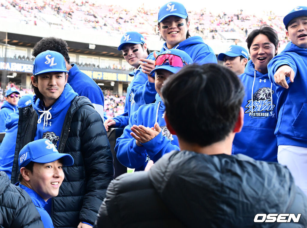 23일 오후 광주-기아 챔피언스필드에서 2024 신한 SOL Bank KBO리그 삼성 라이온즈와 KIA 타이거즈의 한국시리즈(KS·7전4선승제) 1차전 서스펜디드 경기가 열렸다.가을야구 사상 첫 서스펜디드 게임으로 일정이 꼬인 2024 KBO 한국시리즈(KS)는 초유의 2박3일 경기에 실질적인 더블헤더로 치러진다. 이날 1차전 서스펜디드 게임과 2차전이 차례로 펼쳐진다.경기에 앞서 삼성 구자욱이 동료선수들과 파이팅을 하고 있다. 2024.10.23 / jpnews@osen.co.kr