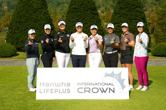 16일 BMW Ladies Championship을 위해 한국을 방문한 2023년도 Hanwha LIFEPLUS 인터내셔널 크라운 참여 국가의 대표 선수들이 모여 밝은 미소와 함께 손하트로 인사하고 있다. 왼쪽부터 일본의 아야카 후루에, 호주의 이민지, 한국의 유해란과 양희영, 태국의 지노 티띠꾼, 중국의 루오닝 인, 스웨덴의 마야 스탁, 미국의 앤드리아 리. /LPGA 제공