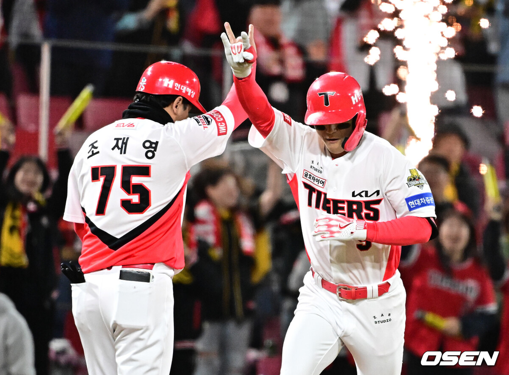 ] 23일 광주 기아챔피언스필드에서 2024 신한 SOL뱅크 KBO 한국시리즈 2차전 KIA 타이거즈와 삼성 라이온즈의 경기가 열렸다.KIA는 양현종, 삼성은 황동재를 선발 투수로 내세웠다.2회말 2사에서 KIA 김도영이 우월 솔로포를 날리고 조재영 코치와 기뻐하고 있다. 2024.10.23 / jpnews@osen.co.kr