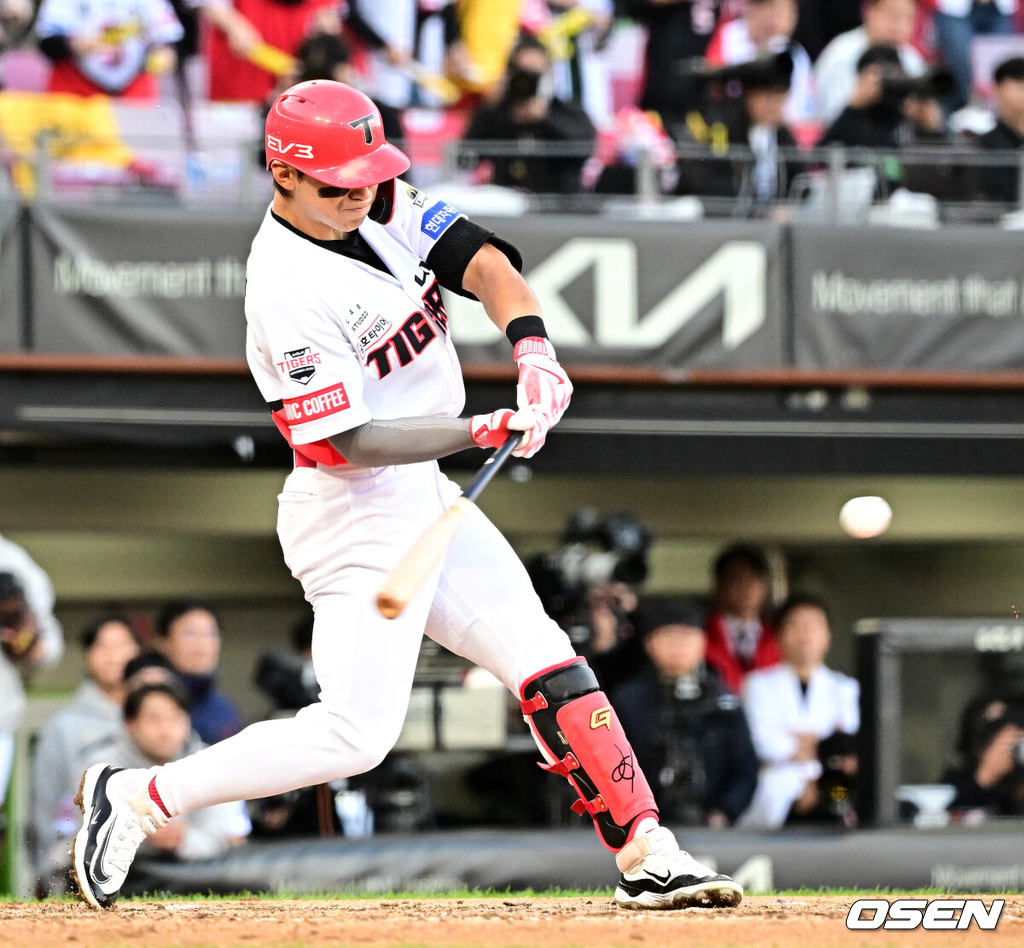 ] 23일 광주 기아챔피언스필드에서 2024 신한 SOL뱅크 KBO 한국시리즈 2차전 KIA 타이거즈와 삼성 라이온즈의 경기가 열렸다.KIA는 양현종, 삼성은 황동재를 선발 투수로 내세웠다.2회말 2사에서 KIA 김도영이 우월 솔로포를 날리고 있다. 2024.10.23 / jpnews@osen.co.kr