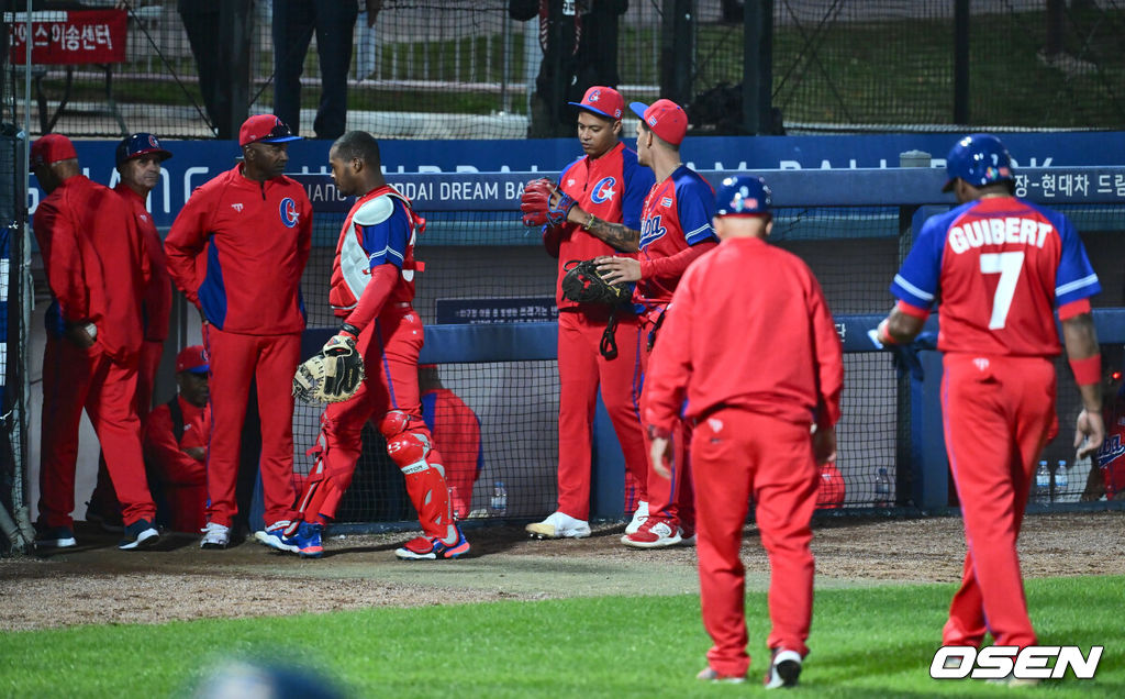 23일 부산 기장-현대차 드림 볼파크에서 2024 울산-KBO Fall League NC 다이노스와 쿠바의 경기가 열렸다. NC는 신영우가 선발 출전하고 쿠바는 유스니엘 파드론이 선발 출전했다. 쿠바 선수들이 NC 다이노스에 1-13으로 패한 후 경기장을 나서고 있다. 2024.10.23 / foto0307@osen.co.kr