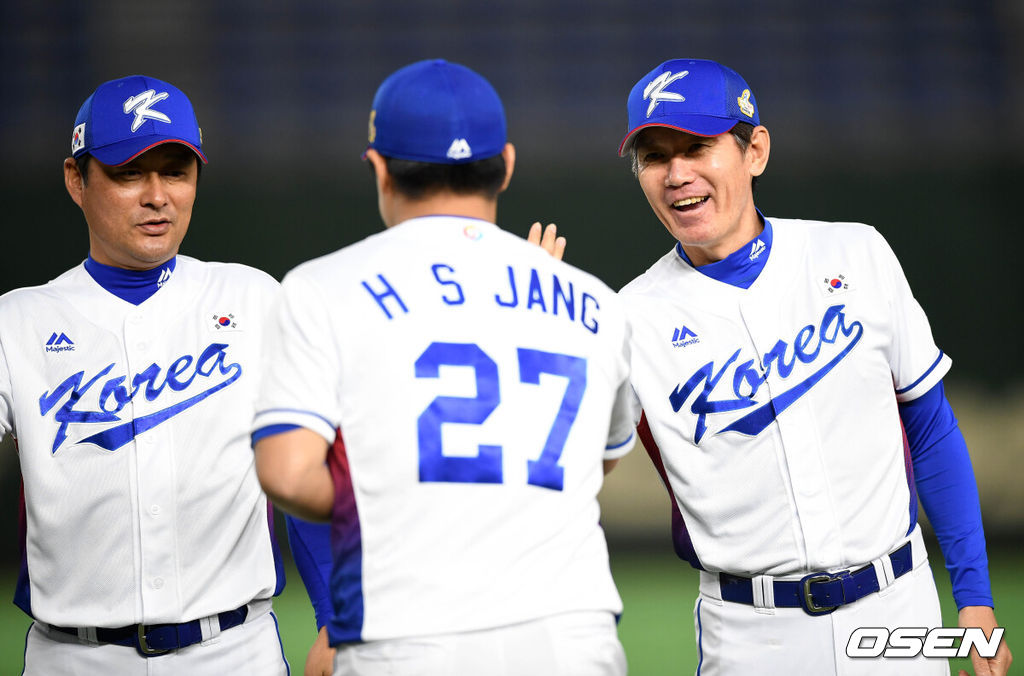 '아시아 프로야구 챔피언십(APBC) 2017' 대한민국과 대만의 예선전 경기가 17일 일본 도교돔에서 열렸다.경기에 앞서 대한민국 이좀범 이강철 코치가 김하성과 하이파이브를 나누고 있다./ spjj@osen.co.kr