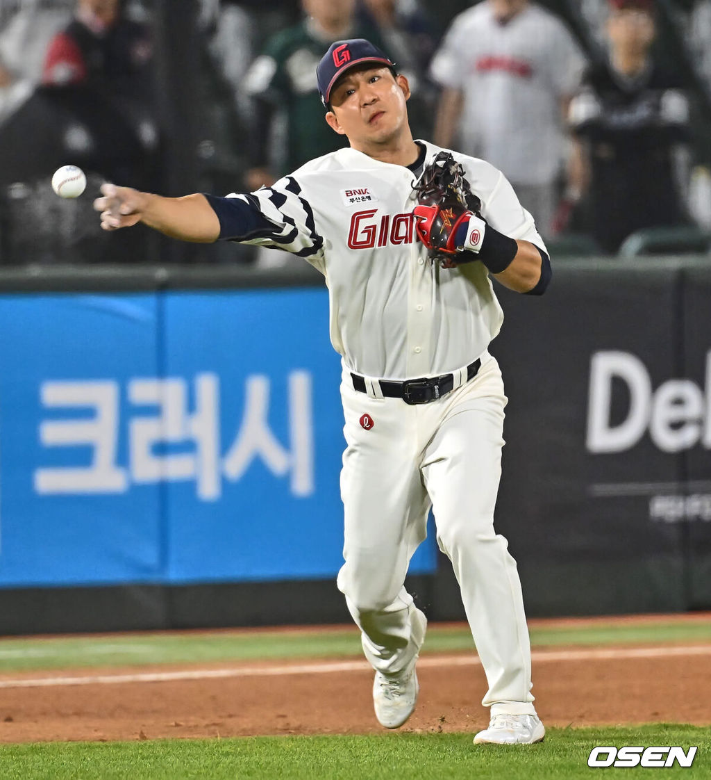 25일 부산 사직구장에서 2024 신한 SOL 뱅크 KBO 리그 롯데 자이언츠와 SSG 랜더스의 경기가 열렸다. 롯데는 전날 SSG 추신수에게 2000안타, 최정에게 468호 홈런을 허용하는 등 '대기록의 희생자’가 됐지만 안경 에이스 박세웅을 선발로 내세워 분위기 반전을 꾀하고 SSG는 상승 분위기를 이어가기 위해 박종훈이 선발로 출전한다.롯데 자이언츠 3루수 김민성이 6회초 1사 SSG 랜더스 최정의 땅볼을 잡아 1루에 던지고 있다. 2024.04.25 / foto0307@osen.co.kr