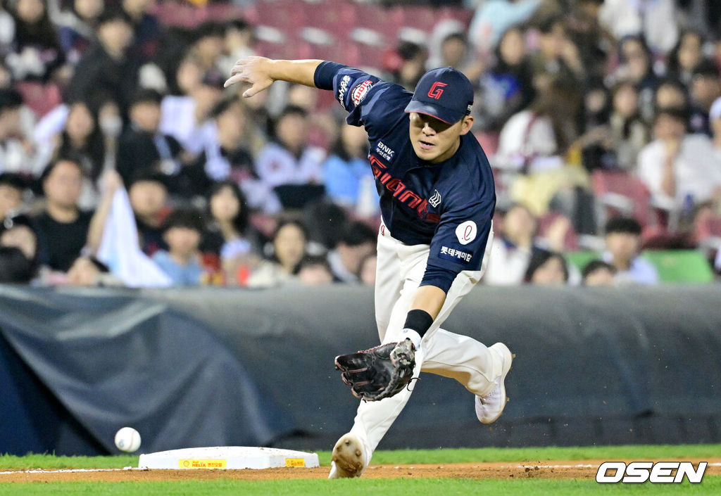 16일 오후 서울 잠실야구장에서 ‘2024 신한 SOL Bank KBO리그’ LG 트윈스와 롯데 자이언츠의 경기가 열렸다.이날 홈팀 LG는 엔스를, 방문팀 롯데는 윌커슨을 선발로 내세웠다.4회말 무사 선두타자로 나선 LG 박동원의 땅볼 타구를 롯데 3루수 김민성이 잡아내고 있다. 2024.04.16 / dreamer@osen.co.kr