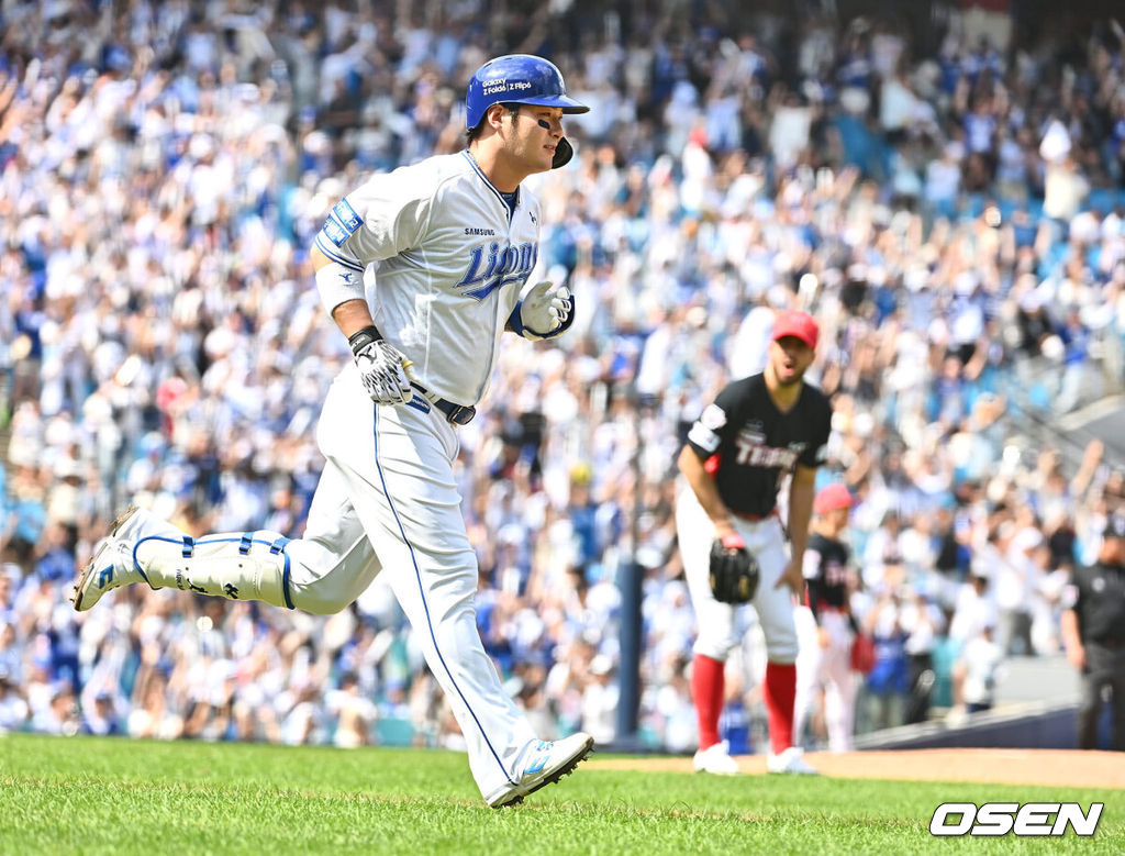 1일 대구삼성라이온즈파크에서 2024 신한 SOL 뱅크 KBO 리그 삼성 라이온즈와 KIA 타이거즈의 경기가 열렸다. 홈팀 삼성은 원태인이 방문팀 KIA는 스타우트가 선발 출전했다. 삼성 라이온즈 박병호가 2회말 무사 1루 우월 2점 홈런을 치고 그라운드를 돌고 있다. 2024.09.01 / foto0307@osen.co.kr