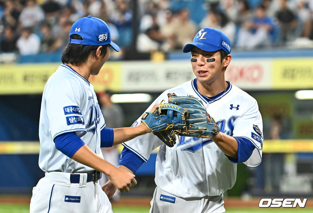 13일 대구삼성라이온즈파크에서 2024 신한 SOL 뱅크 KBO 리그 삼성 라이온즈와 LG 트윈스의 경기가 열렸다. 3연승으로 기세가 오른 삼성은 이호성을 선발로 출전시키고 3연패 중인 LG는 에이스 켈리를 내세워 반등을 노린다.삼성 라이온즈 김영웅(오른쪽)이 7회초 2사 만루 LG 트윈스 구본혁의 3루 땅볼을 잡아 아웃시키고 이재현과 하이파이브를 하고 있다. 2024.06.13 / foto0307@osen.co.kr