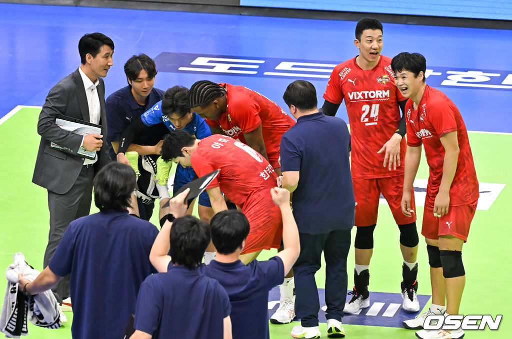 한국전력이 디펜딩 챔피언 대한항공을 잡고 홈 개막전을 승리로 장식했다.한국전력은 23일 수원실내체육관에서 도드람 2024~2025 V리그 남자부 대한항공과 홈 개막전에서 세트 스코어 3-2로 꺾었다. 5세트 서브에이스로 역전 해낸 임성진이 햄스트링으로 쓰러지자 한국전력 동료들이 미소 짓고 있다. 2024.10.23 / soul1014@osen.co.kr