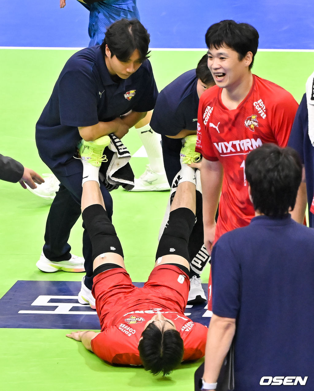 한국전력이 디펜딩 챔피언 대한항공을 잡고 홈 개막전을 승리로 장식했다.한국전력은 23일 수원실내체육관에서 도드람 2024~2025 V리그 남자부 대한항공과 홈 개막전에서 세트 스코어 3-2로 꺾었다. 5세트 서브에이스로 역전 해낸 임성진이 햄스트으로 쓰러져 있다. 2024.10.23 / soul1014@osen.co.kr