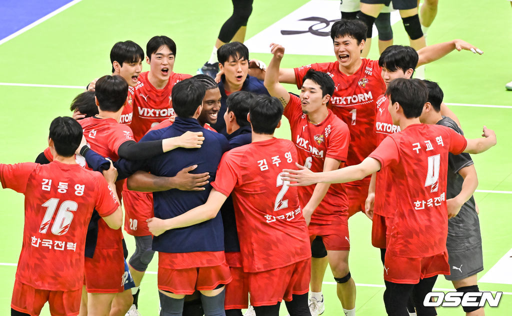 한국전력이 디펜딩 챔피언 대한항공을 잡고 홈 개막전을 승리로 장식했다.한국전력은 23일 수원실내체육관에서 도드람 2024~2025 V리그 남자부 대한항공과 홈 개막전에서 세트 스코어 3-2로 꺾었다. 경기 종료후 한국전력 선수들이 승리의 기쁨을 나누고 있다. 2024.10.23 / soul1014@osen.co.kr