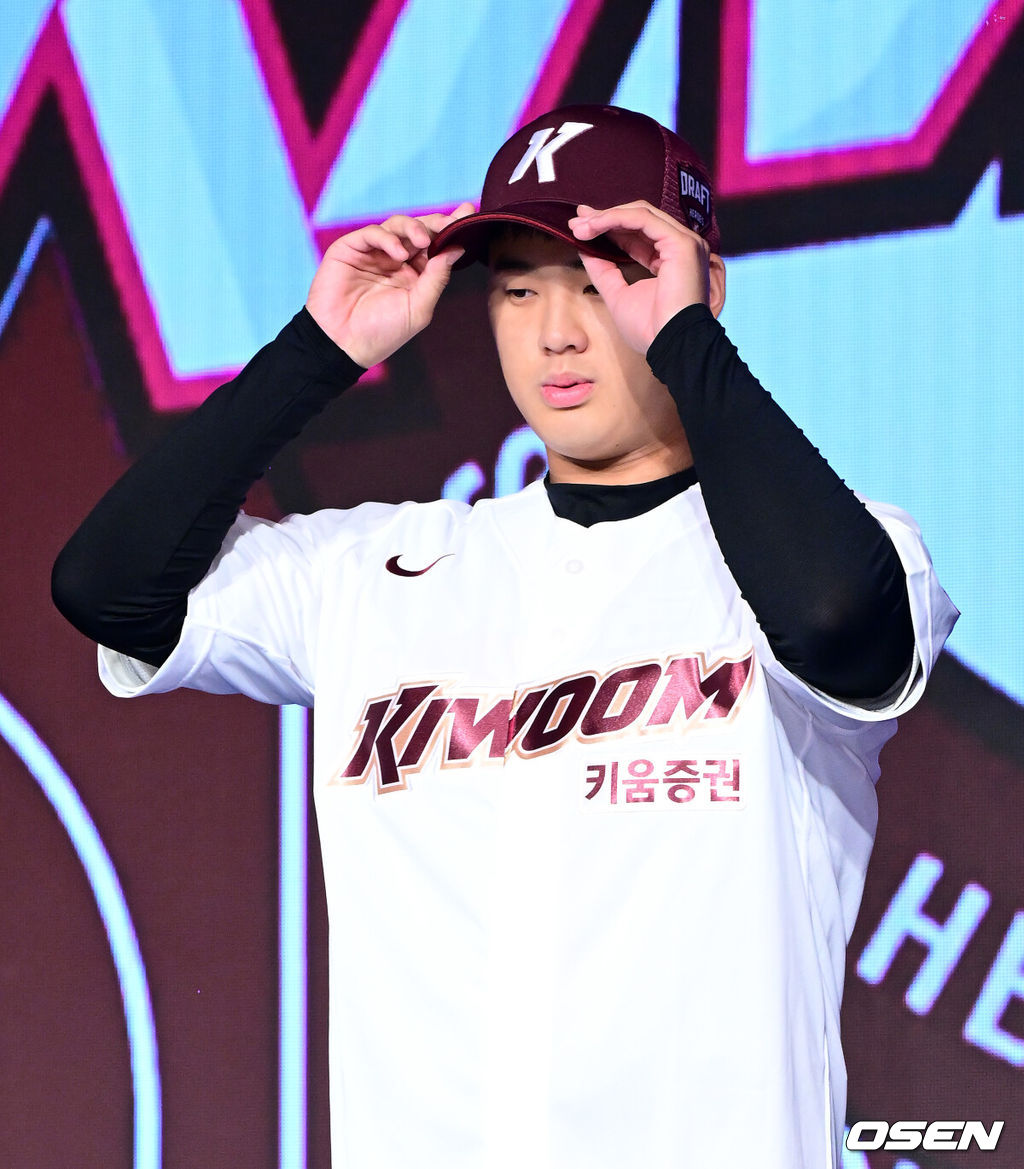 11일 오후 서울 잠실 롯데호텔 월드에서 2025 KBO 신인 드래프트가 열렸다.2025 KBO 신인 드래프트는 전면 드래프트 방식으로 진행된다. 지명은 1라운드부터 11라운드까지 이뤄지며, 2023년도 구단 순위의 역순인 키움-한화-삼성-롯데-KIA-두산-NC-SSG-KT-LG 순서로 실시된다.덕수고 정현우가 전체 1순위로 키움에 지명되며 포즈를 취하고 있다. 2024.09.11 / jpnews@osen.co.kr