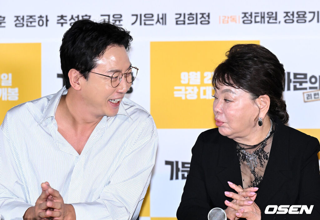 19일 서울 CGV 용산아이파크몰에서 영화 ‘가문의 영광: 리턴즈’ 언론시사회가 열렸다.배우 탁재훈이 김수미와 이야기를 나누고 있다. 2023.09.19 /sunday@osen.co.kr