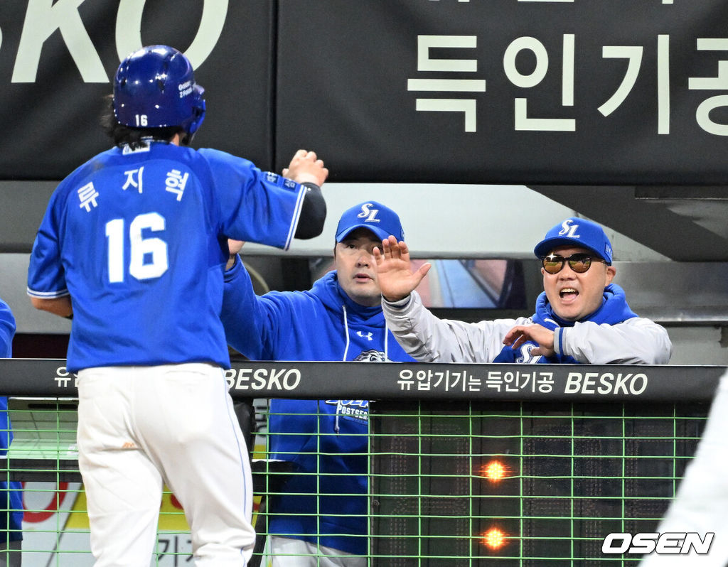 23일 광주 기아챔피언스필드에서 2024 신한 SOL뱅크 KBO 한국시리즈 2차전 KIA 타이거즈와 삼성 라이온즈의 경기가 열렸다.KIA는 양현종, 삼성은 황동재를 선발 투수로 내세웠다.6회초 1사 1,2루에서 삼성 김현준의 적시타 때 득점에 성공한 2루주자 류지혁이 박진만 감독과 환호하고 있다. 2024.10.23 / sunday@osen.co.kr