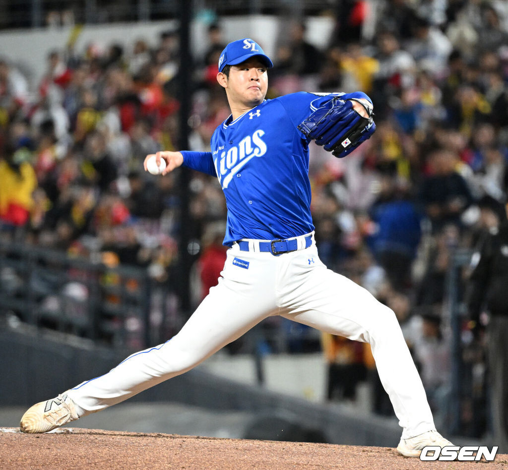 23일 광주 기아챔피언스필드에서 2024 신한 SOL뱅크 KBO 한국시리즈 2차전 KIA 타이거즈와 삼성 라이온즈의 경기가 열렸다.KIA는 양현종, 삼성은 황동재를 선발 투수로 내세웠다.1회말 무사에서 삼성 선발투수 황동재가 역투하고 있다. 2024.10.23 / sunday@osen.co.kr